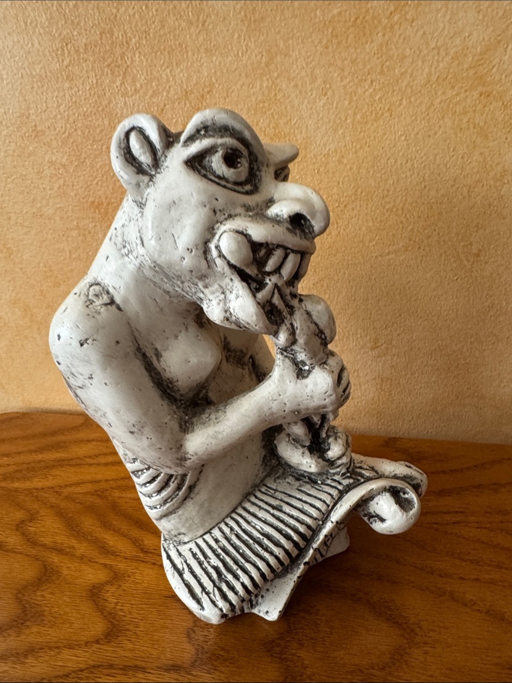“Bone Gnawing" resin gargoyle statue. Decorative Wall art. - Picture 6 of 12